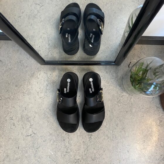 Sort Remonte skindsandal med udtagelig sål