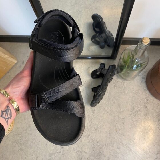 Sort Woden sandal med god svangstøtte