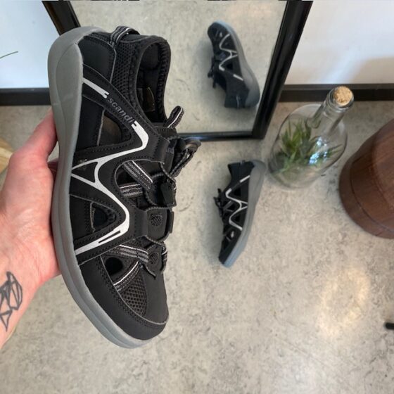 Lukket trekkingsandal i sort – Komfort og funktion i et diskret look