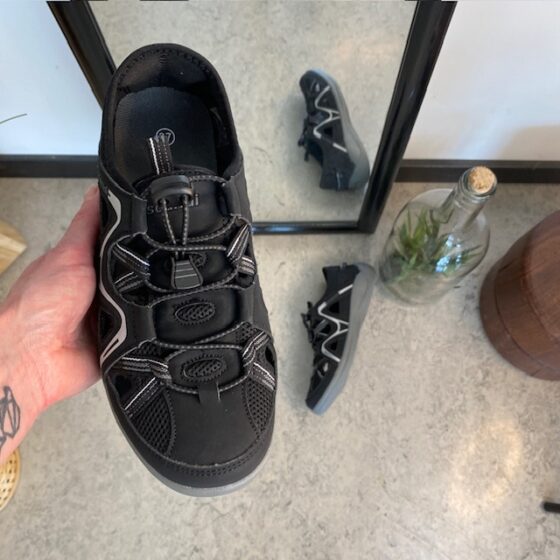 Lukket trekkingsandal i sort – Komfort og funktion i et diskret look