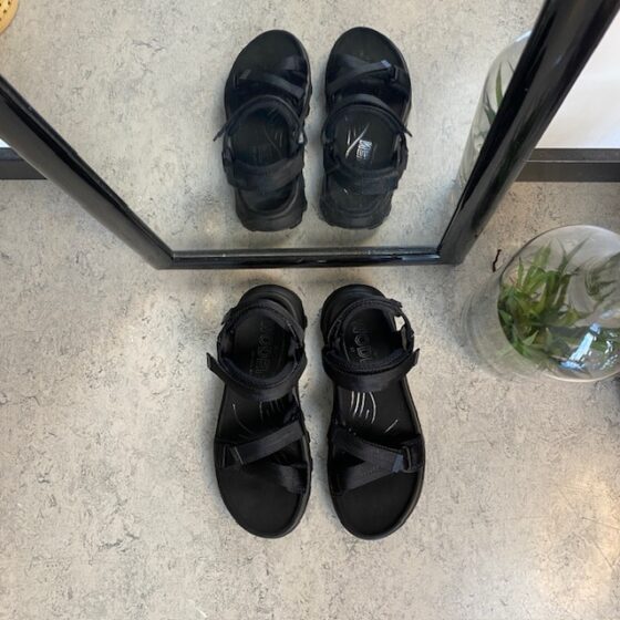 Sort Woden sandal med god svangstøtte