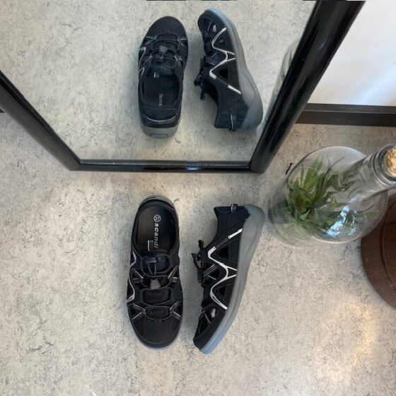Lukket trekkingsandal i sort – Komfort og funktion i et diskret look