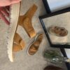Komfortabel og let sandal i smukt camel-farvet – perfekt til dig, der er på benene hele dagen