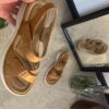 Komfortabel og let sandal i smukt camel-farvet – perfekt til dig, der er på benene hele dagen