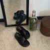 Elegant sort lædersandal med hælrem