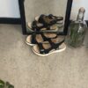 Klassisk sort sandal med ergonomisk komfort – til dig, der går langt og står godt