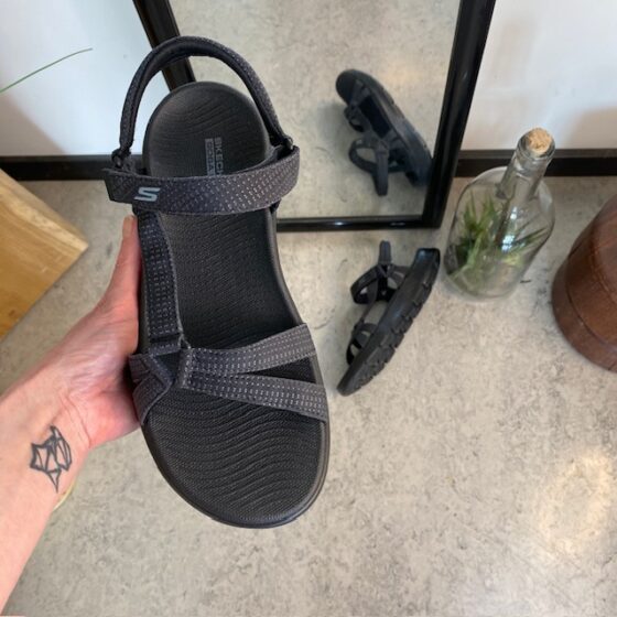 Sort Skechers GOwalk sandal, bred model