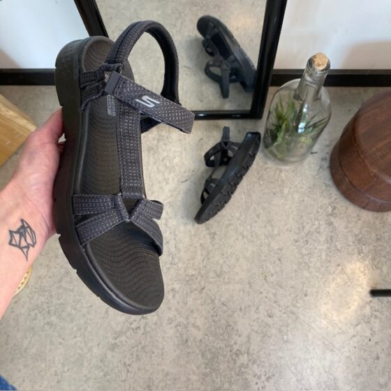 Sort Skechers GOwalk sandal, bred model