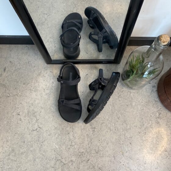 Sort Skechers GOwalk sandal, bred model