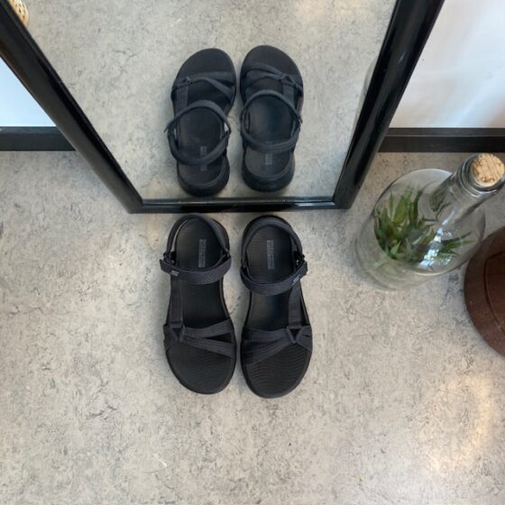 Sort Skechers GOwalk sandal, bred model
