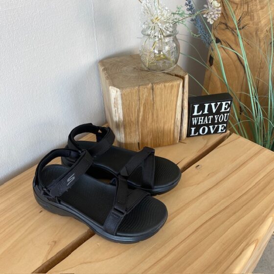 Skechers sandal med svangstøtte og 3 justerbare remme i sort