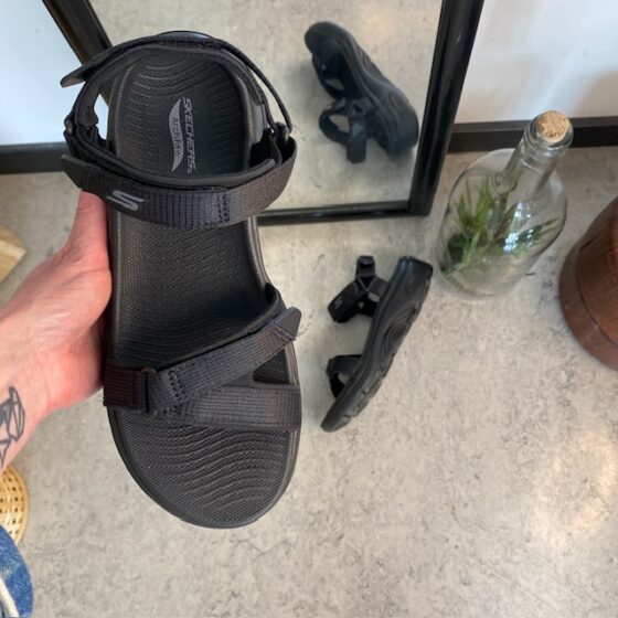 Skechers sandal med svangstøtte og 3 justerbare remme i sort