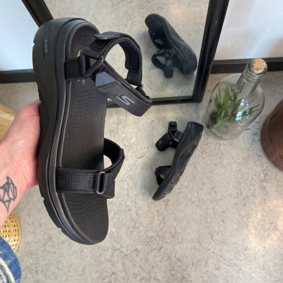 Skechers sandal med svangstøtte og 3 justerbare remme i sort