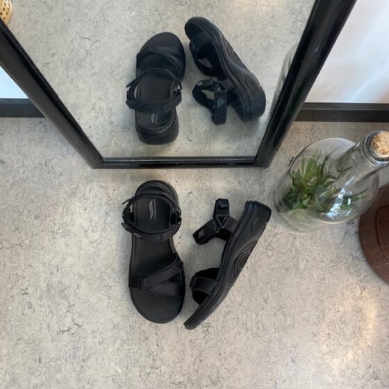 Skechers sandal med svangstøtte og 3 justerbare remme i sort