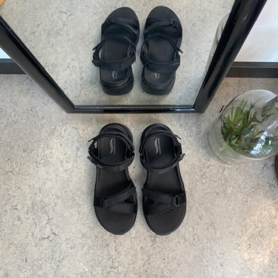 Skechers sandal med svangstøtte og 3 justerbare remme i sort