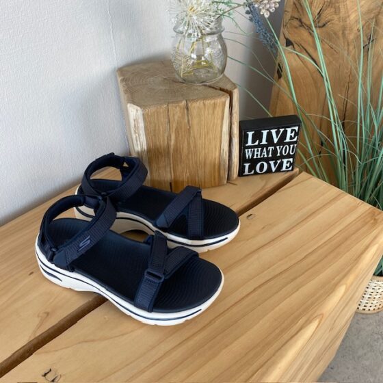 Skechers sandal med svangstøtte og 3 justerbare remme i marineblå.
