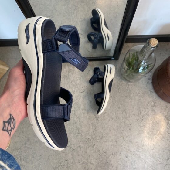 Skechers sandal med svangstøtte og 3 justerbare remme i marineblå.