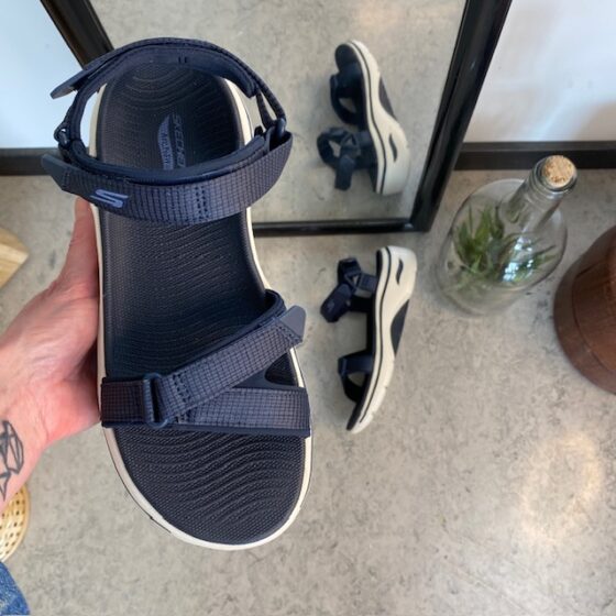 Skechers sandal med svangstøtte og 3 justerbare remme i marineblå.
