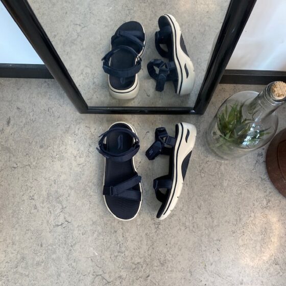 Skechers sandal med svangstøtte og 3 justerbare remme i marineblå.