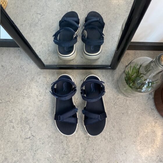 Skechers sandal med svangstøtte og 3 justerbare remme i marineblå.