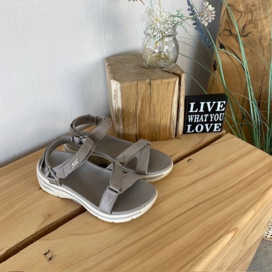 Skechers sandal med svangstøtte og 3 justerbare remme i beige.