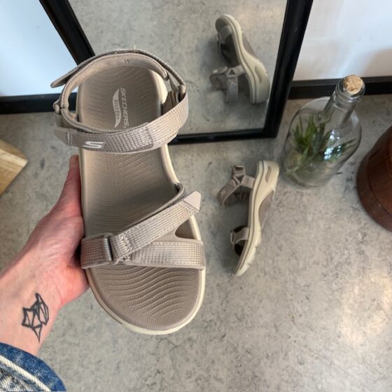 Skechers sandal med svangstøtte og 3 justerbare remme i beige.