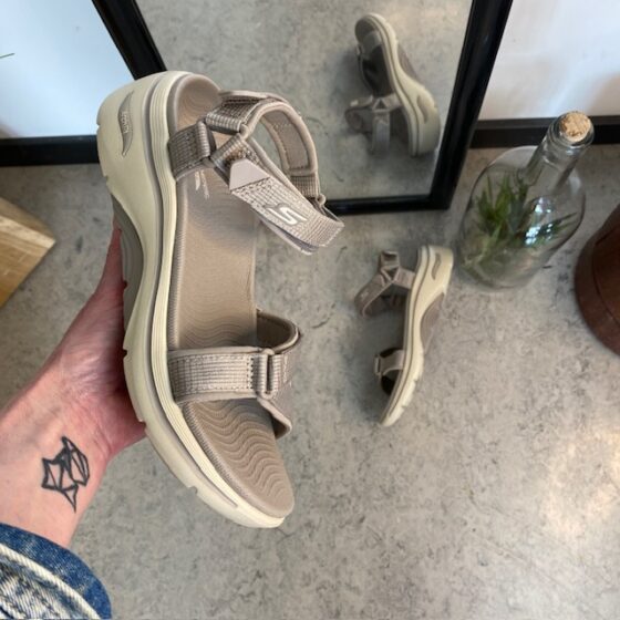 Skechers sandal med svangstøtte og 3 justerbare remme i beige.