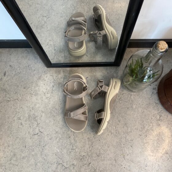 Skechers sandal med svangstøtte og 3 justerbare remme i beige.
