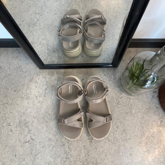 Skechers sandal med svangstøtte og 3 justerbare remme i beige.