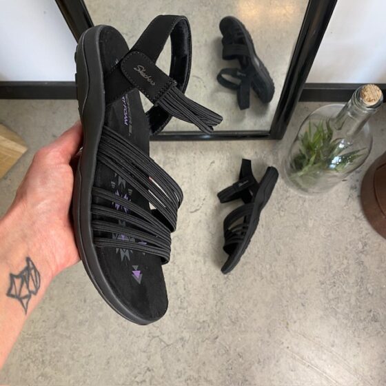 Sort Skechers sandal med elastiskremme
