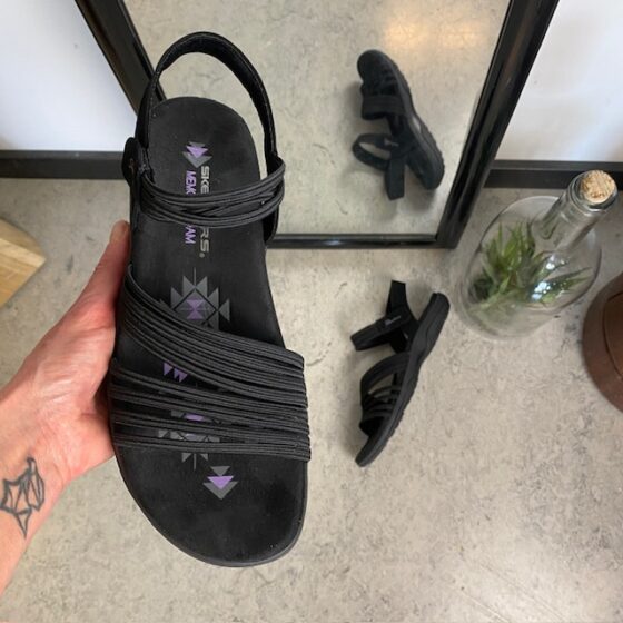 Sort Skechers sandal med elastiskremme