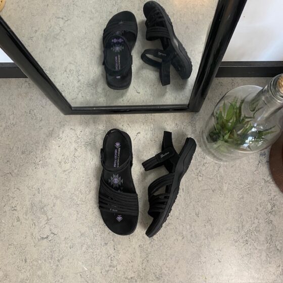 Sort Skechers sandal med elastiskremme