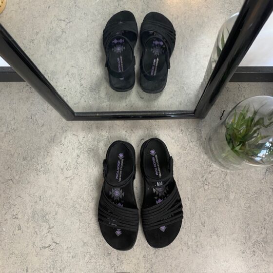 Sort Skechers sandal med elastiskremme