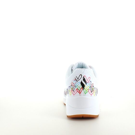 Hvide Skechers sko med flotte hjertedetaljer