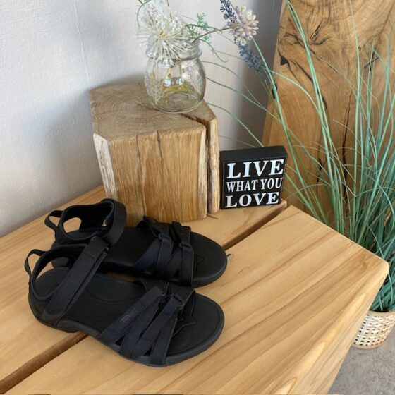 Teva Tirra, smart sort sandal fra Teva med god svangstøtte