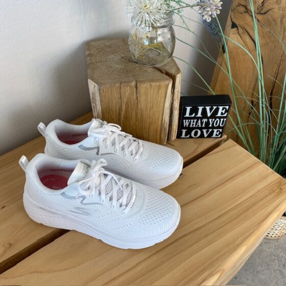 Hvid Skechers Max Cushion sko – optimal støtte og uovertruffen komfort.