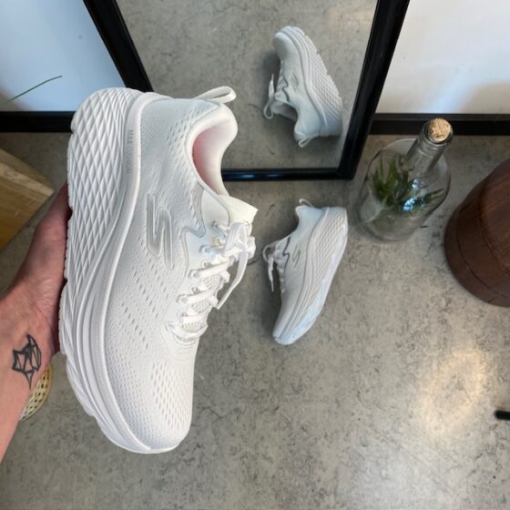 Hvid Skechers Max Cushion sko – optimal støtte og uovertruffen komfort.