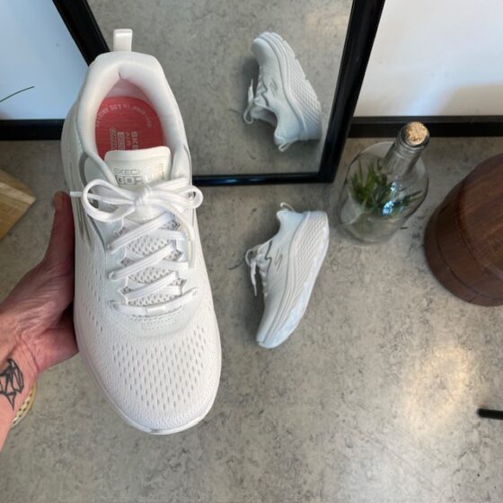 Hvid Skechers Max Cushion sko – optimal støtte og uovertruffen komfort.
