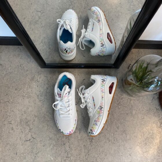 Hvide Skechers sko med flotte hjertedetaljer