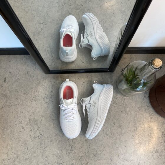 Hvid Skechers Max Cushion sko – optimal støtte og uovertruffen komfort.