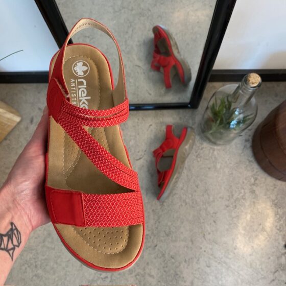 Rød sandal fra Rieker med elastik remme