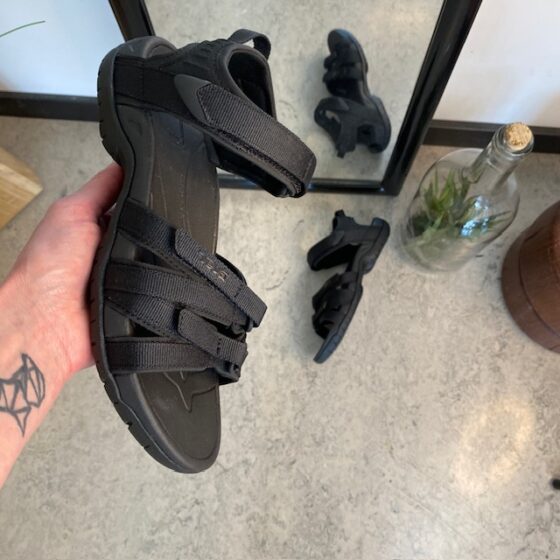 Teva Tirra, smart sort sandal fra Teva med god svangstøtte