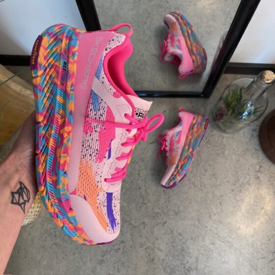 Skechers Max Cushion: Komfortable, multifarvede hverdagssko med støtte.