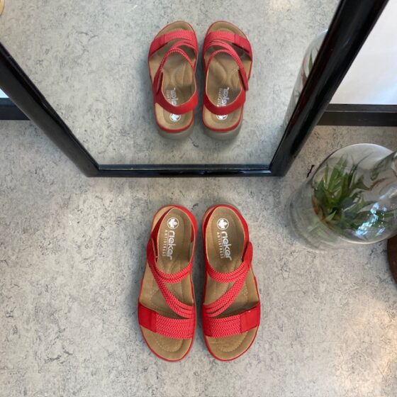 Rød sandal fra Rieker med elastik remme