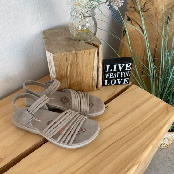 Beige Skechers sandal med elastiskremme
