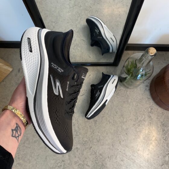 Sort slip-ins sko fra Skechers med elastiksnøre