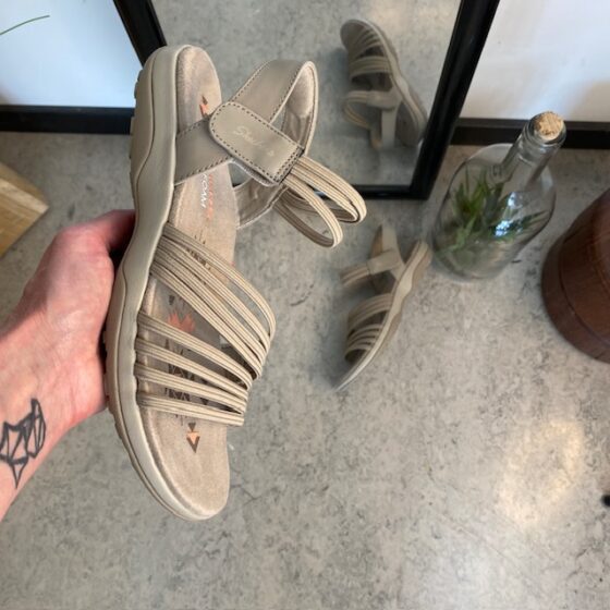 Beige Skechers sandal med elastiskremme