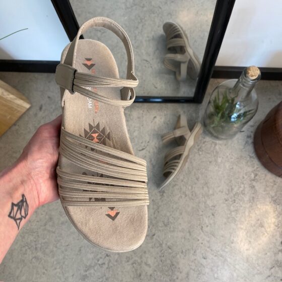 Beige Skechers sandal med elastiskremme
