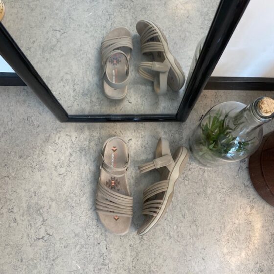 Beige Skechers sandal med elastiskremme