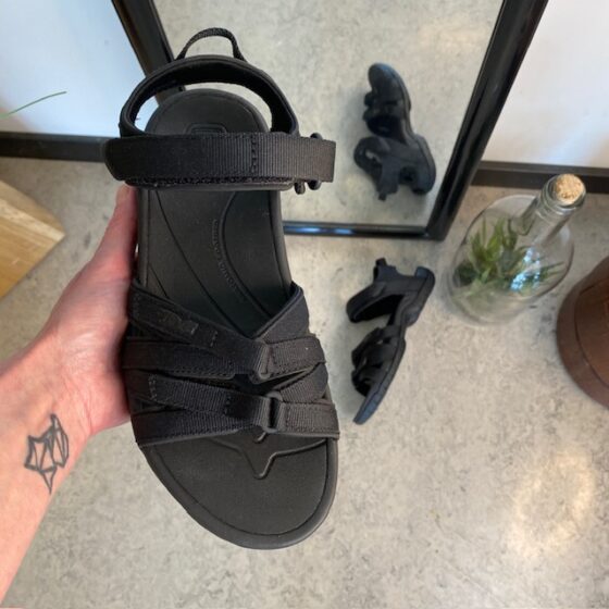 Teva Tirra, smart sort sandal fra Teva med god svangstøtte